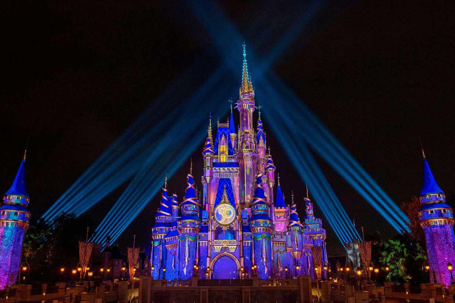 Le château de Cendrillon illuminé la nuit à Disney World