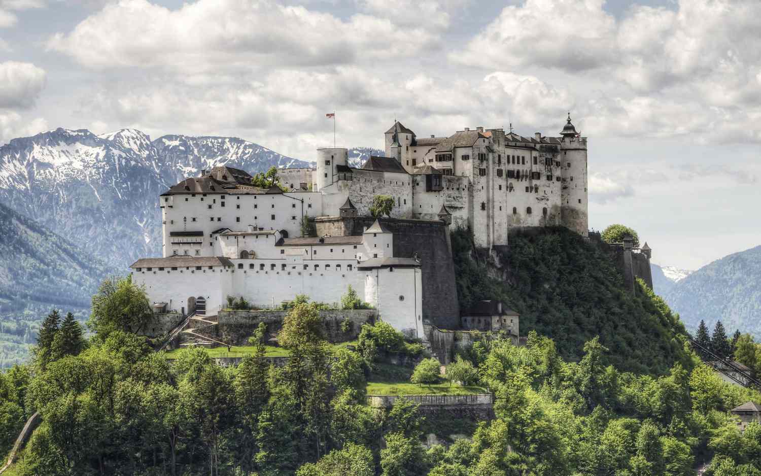 Salzbourg, Autriche : La forteresse Hohensalzburg à Salzbourg, Autriche, avec la chaîne des Alpes se levant au loin. Construite sur plusieurs centaines d'années (du XIe au XVIe siècle), elle est l'un des plus grands châteaux médiévaux d'Europe avec une longueur de 250 m.