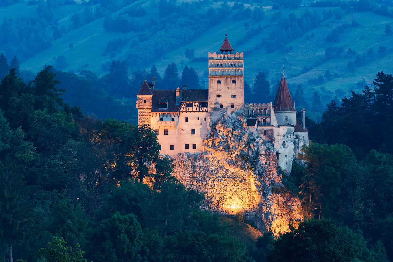 Château de Bran illuminé en Transylvanie, Roumanie