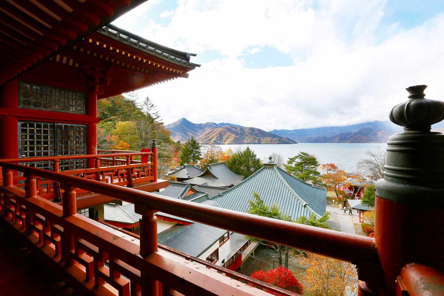 Vue du lac Chuzenji depuis un sanctuaire à Nikko