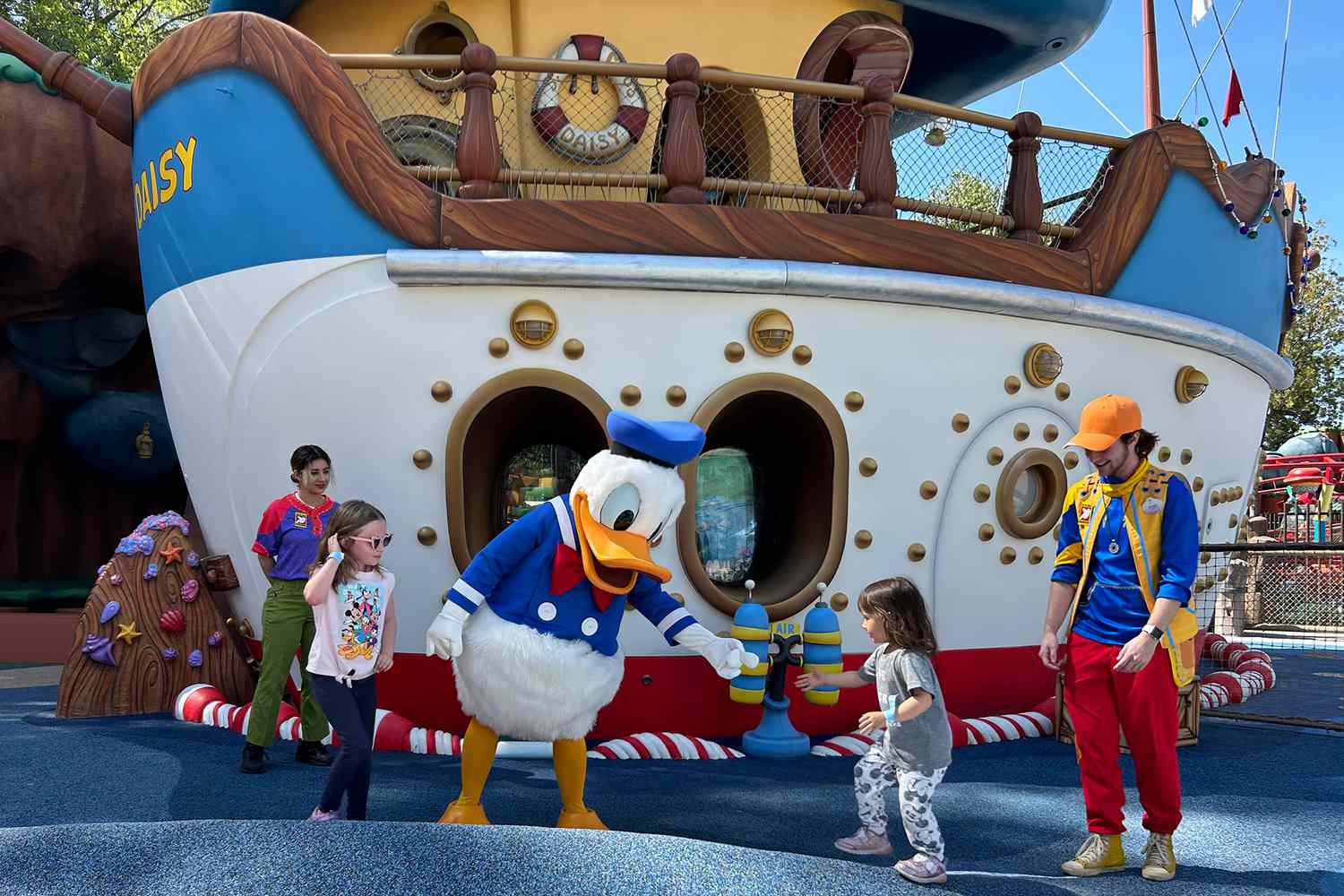 Une rencontre avec Donald Duck au bateau de Donald à Mickey's Toontown, Disneyland