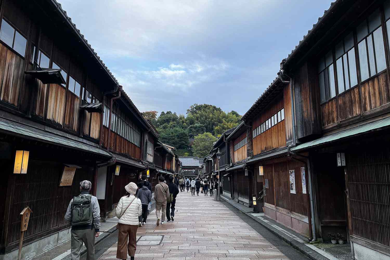 Des gens marchant à travers Higashi Chaya à Kanazawa