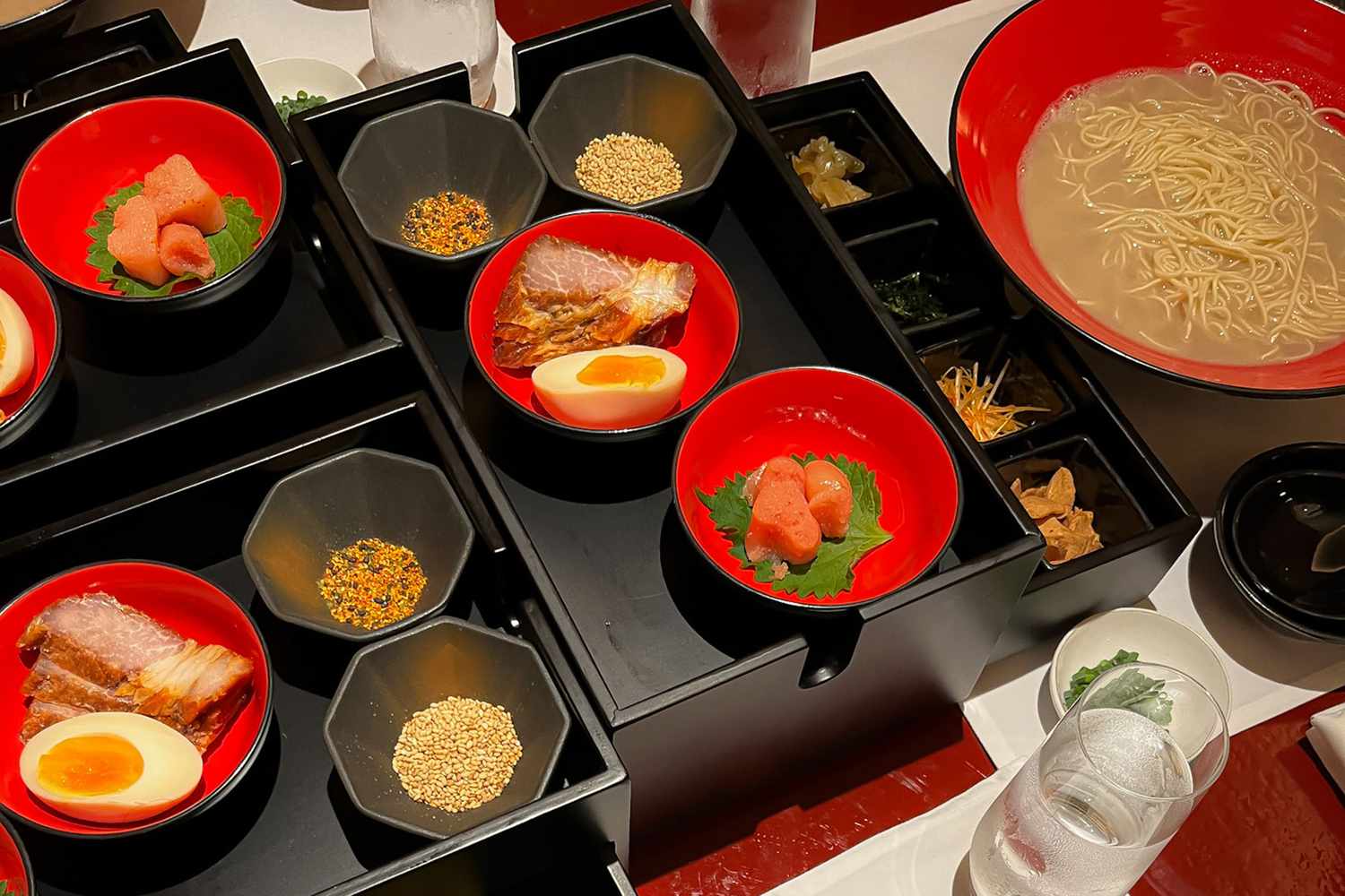Le service de ramen Ippudo au Peninsula à Tokyo