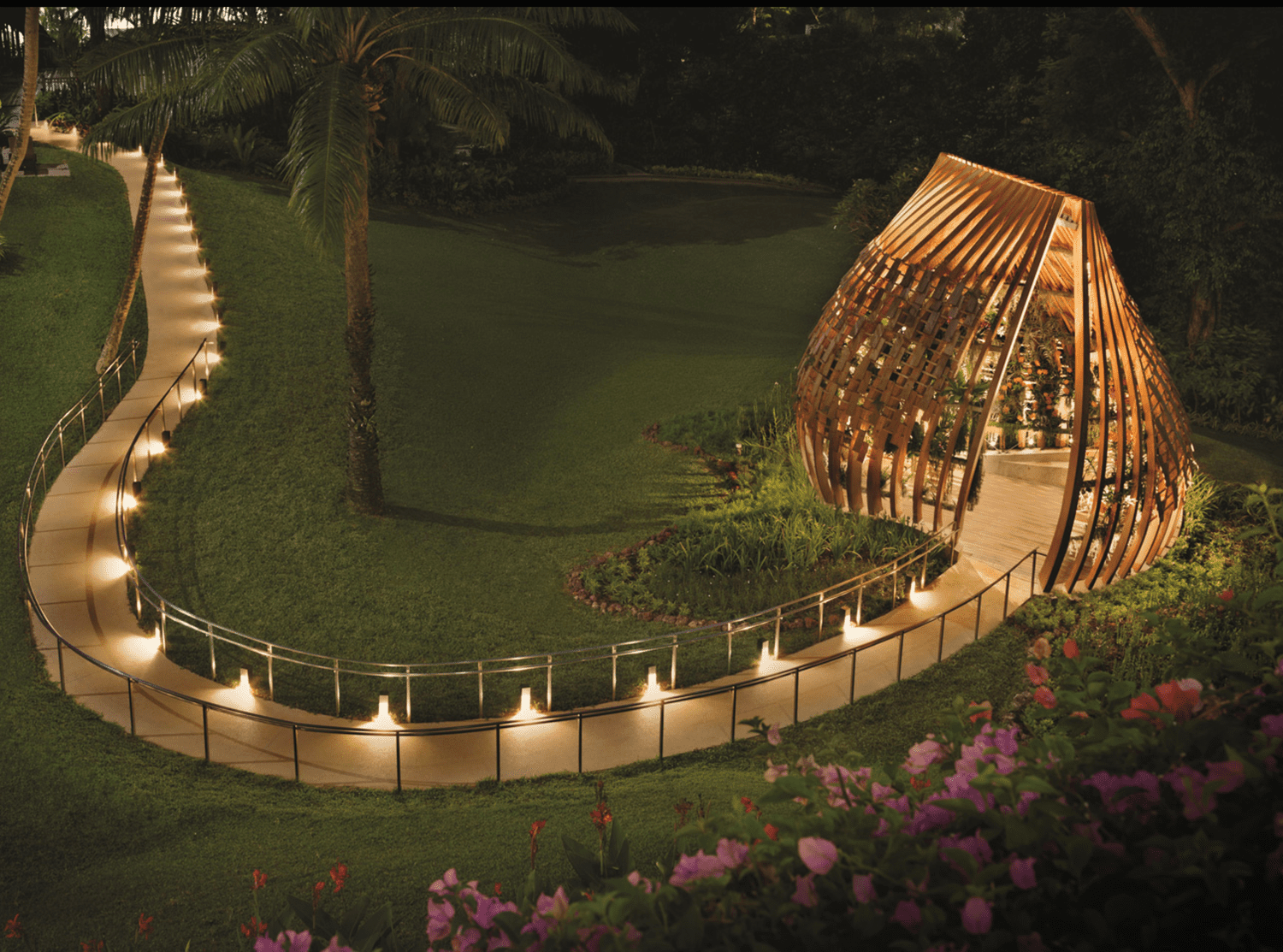 L'Orchidée, une serre ouverte conçue pour compléter le jardin de l'hôtel et la variété d'orchidées tropicales.