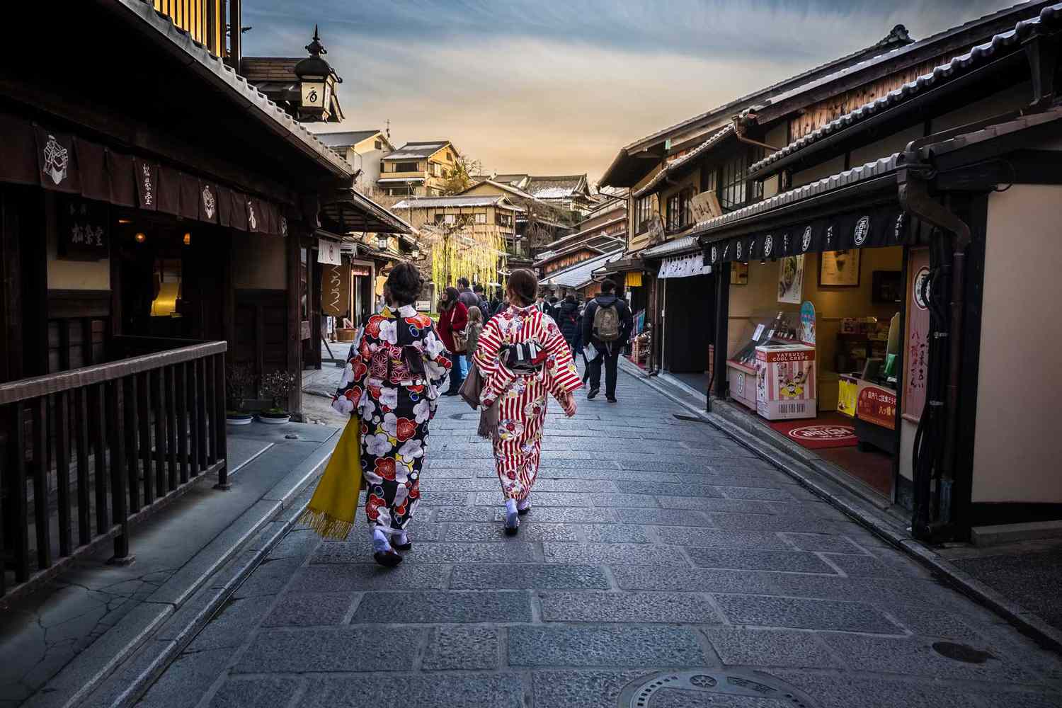 Deux femmes en tenue traditionnelle se promenant dans une zone préservée de Kyoto