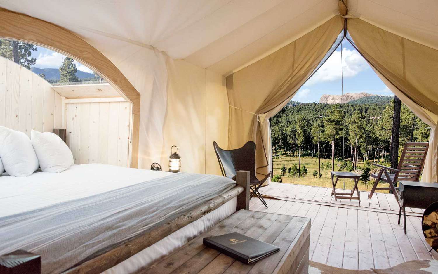 Intérieur d'une tente Stargazer Under Canvas à Mont Rushmore