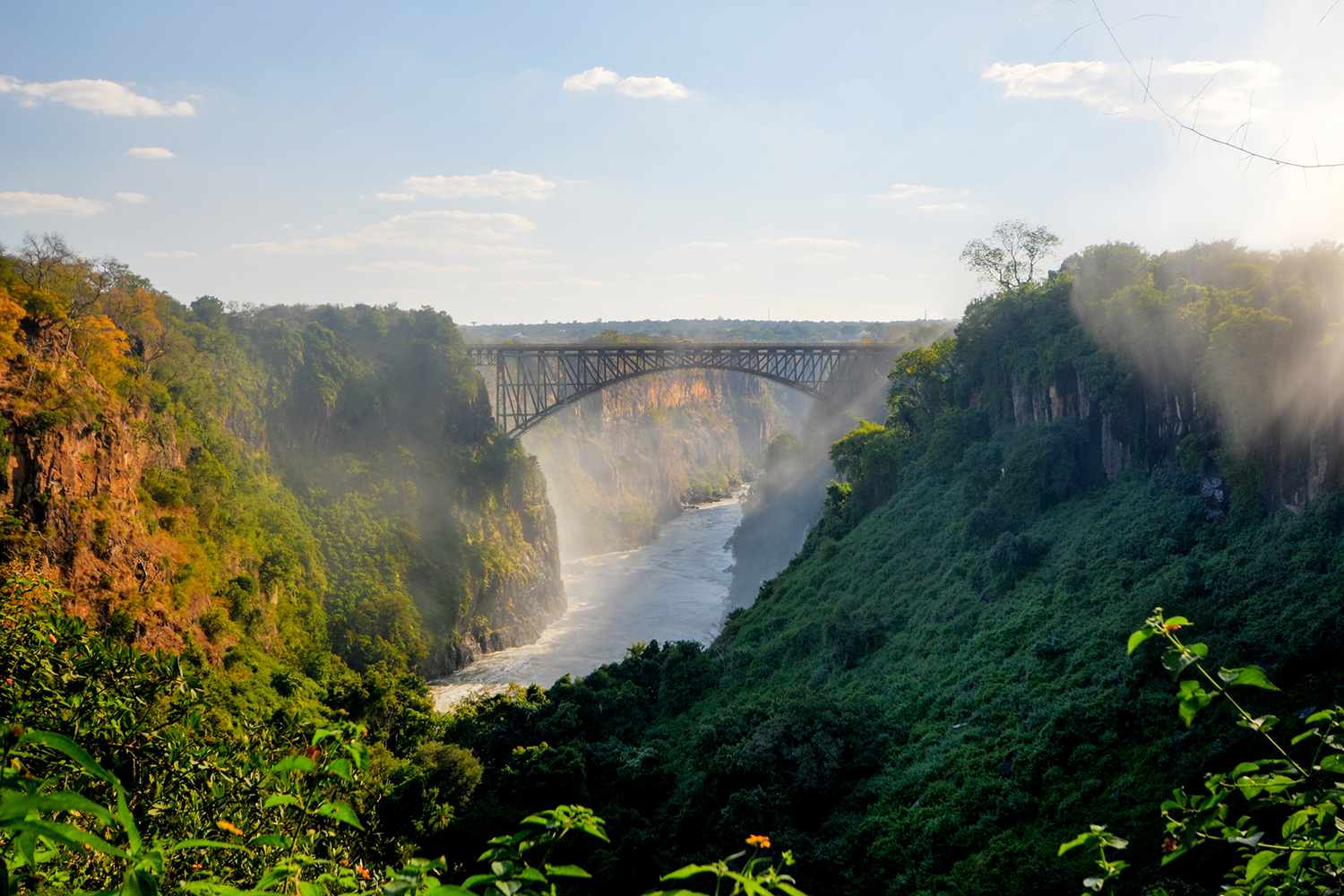 Les chutes Victoria, situées sur le fleuve Zambèze à la frontière entre la Zambie et le Zimbabwe.