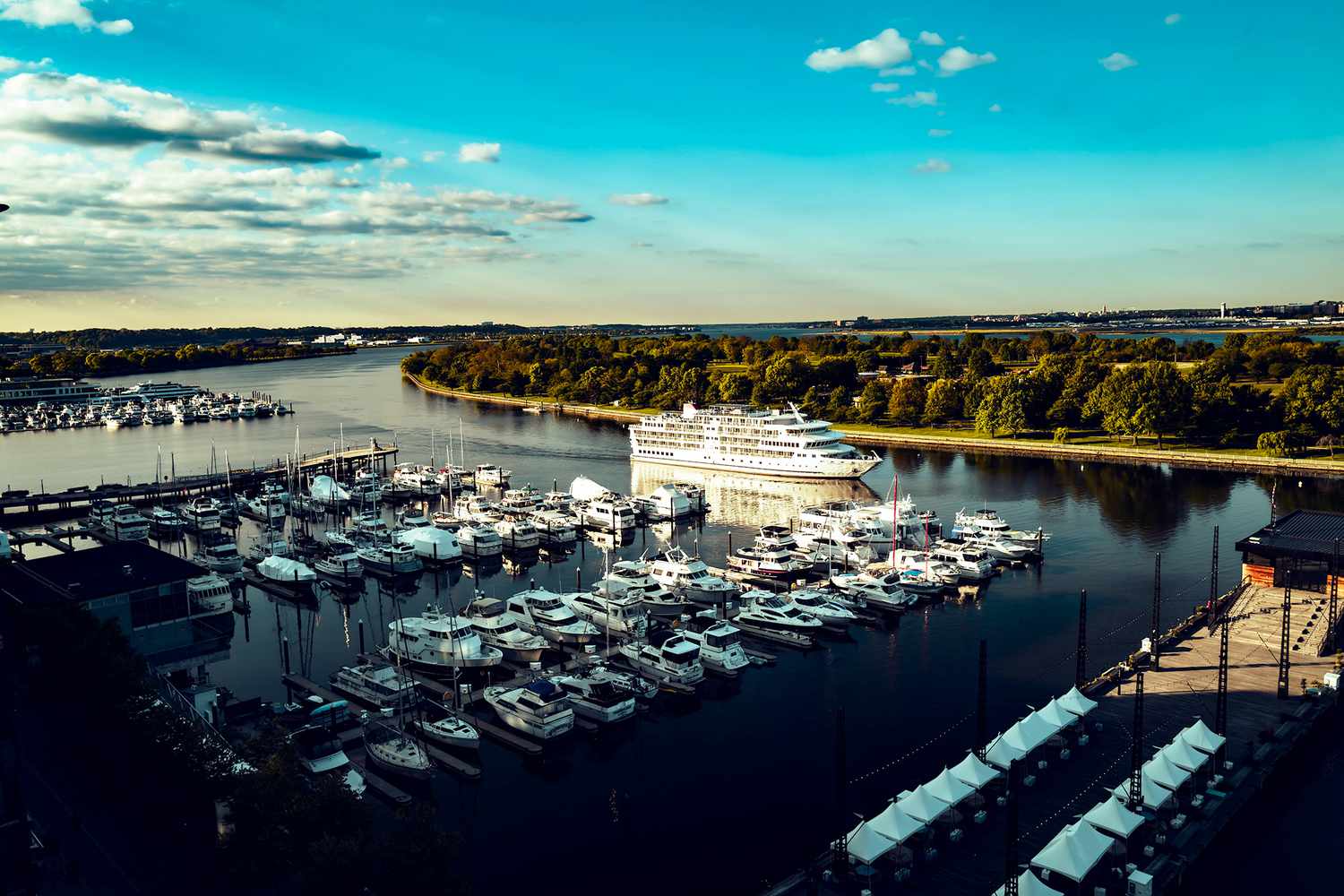 Le American Constitution naviguant à travers le DC Wharf