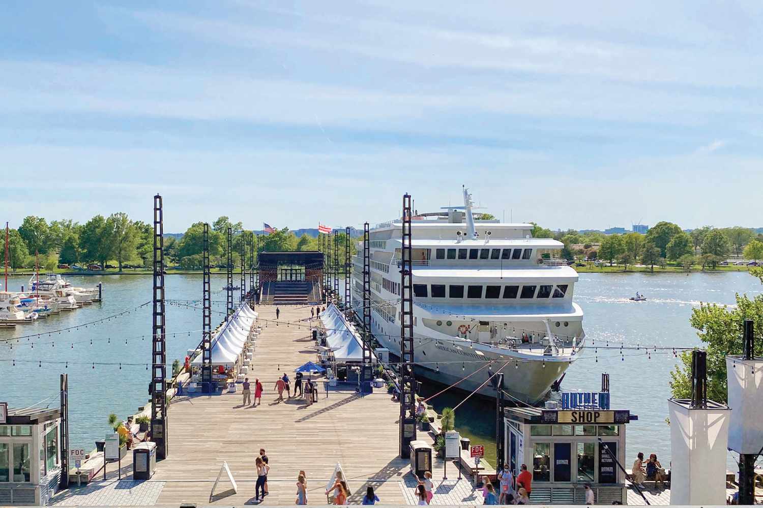 Le American Constitution amarré au DC Wharf
