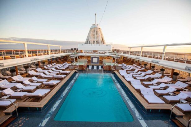 Cette croisière mondiale de 140 nuits fait escale dans 71 ports de 40 pays — avec des suites allant jusqu’à 4 443 pieds carrés.