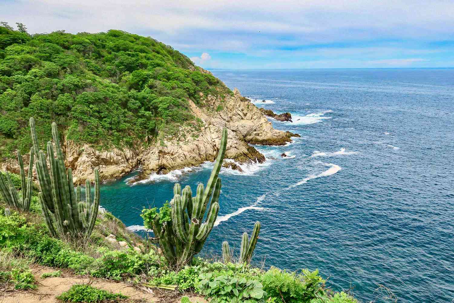 Huatulco, une région côtière située dans l'État d'Oaxaca (Mexique) où les contreforts de la Sierra Madre del Sur rencontrent l'océan Pacifique.