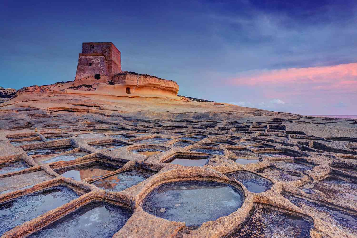 Cette petite île méditerranéenne est un bijou caché avec des villes historiques et une côte éblouissante.