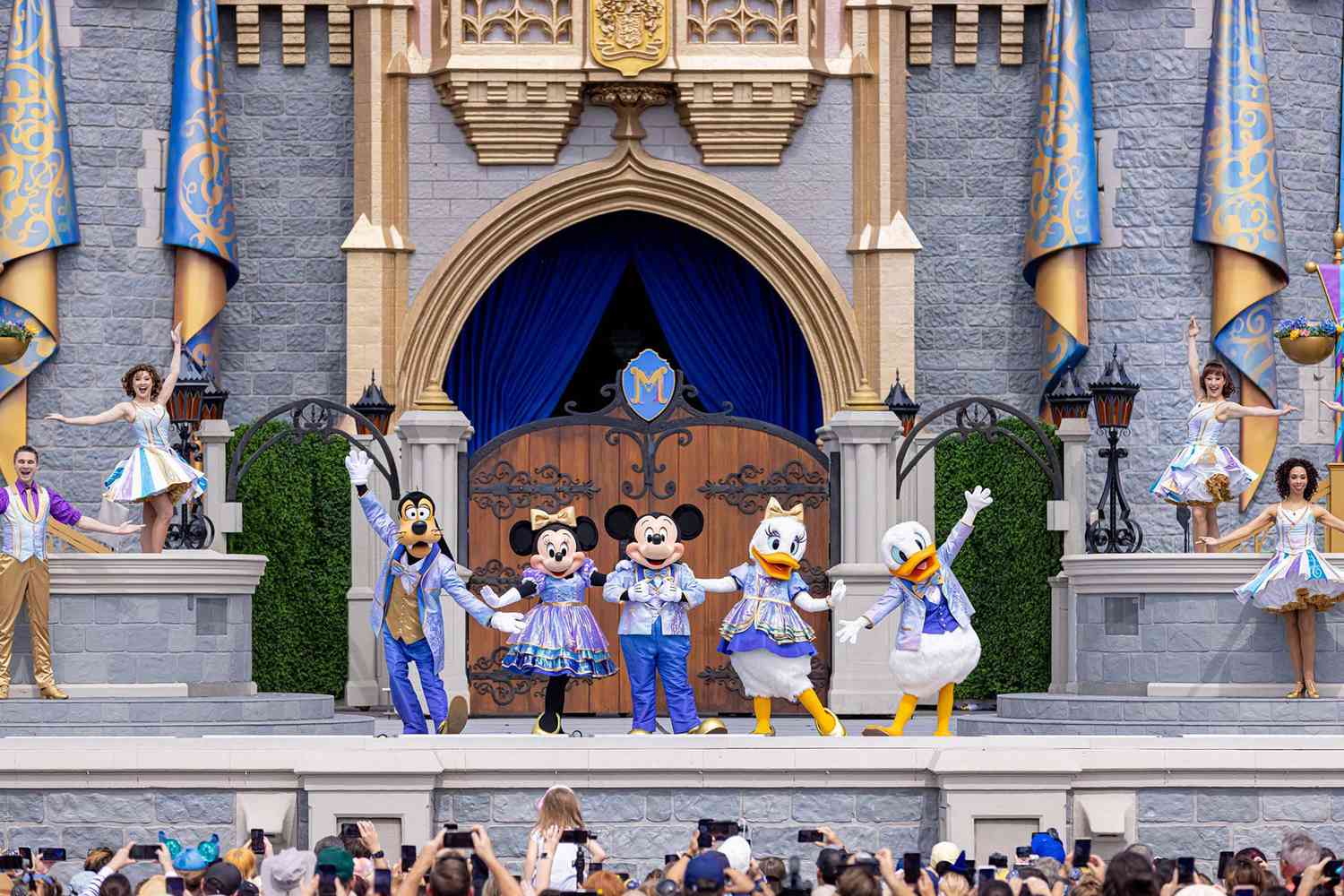 Personnages Disney devant le château de Cendrillon à Disney World