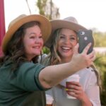 Deux belles-sœurs se retrouvent pour un week-end de vin à Napa pour ‘Meet Me in the Middle’ de Travel + Leisure.