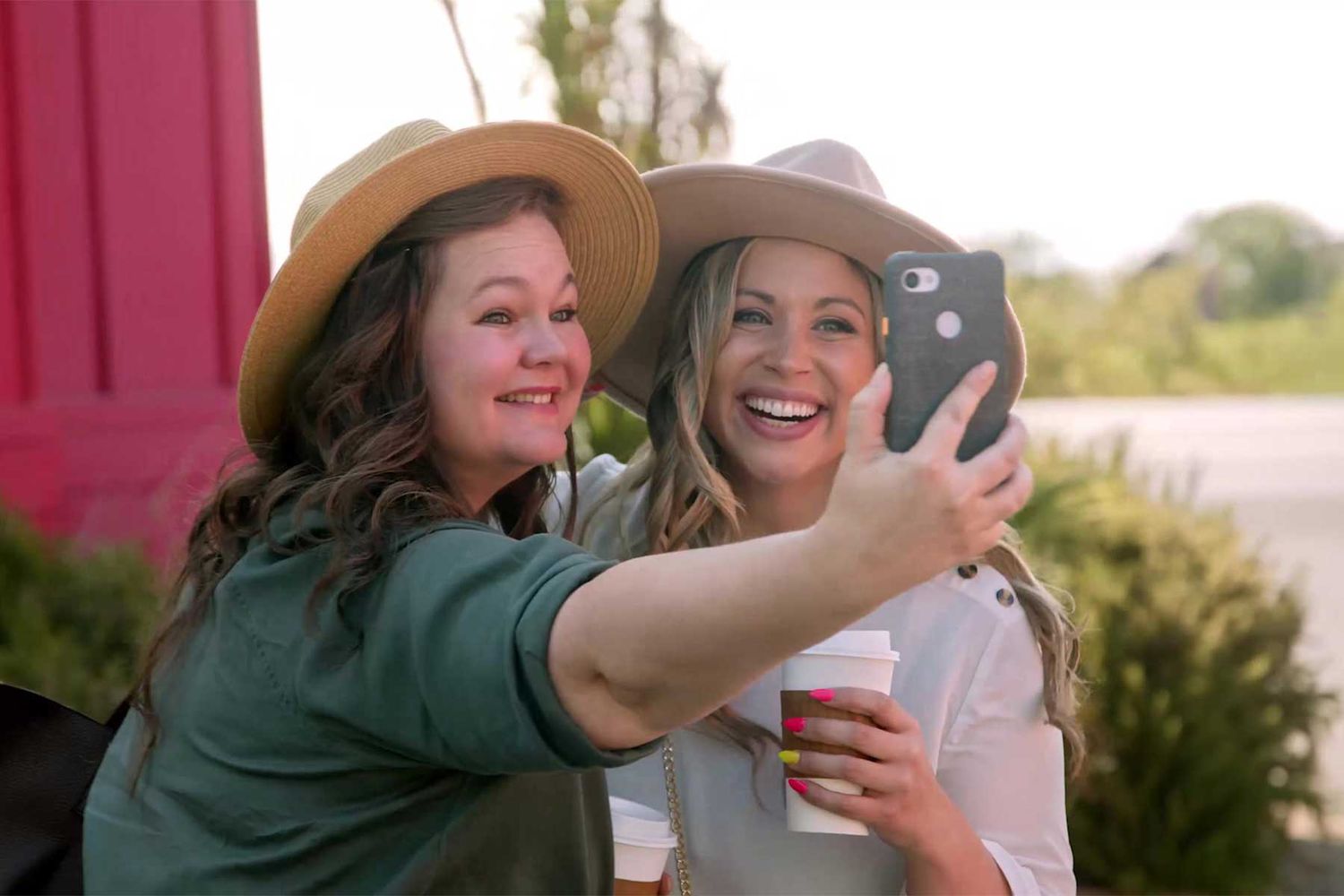 Kristina et Missy posent pour un selfie à Napa pour 'Meet Me in the Middle'