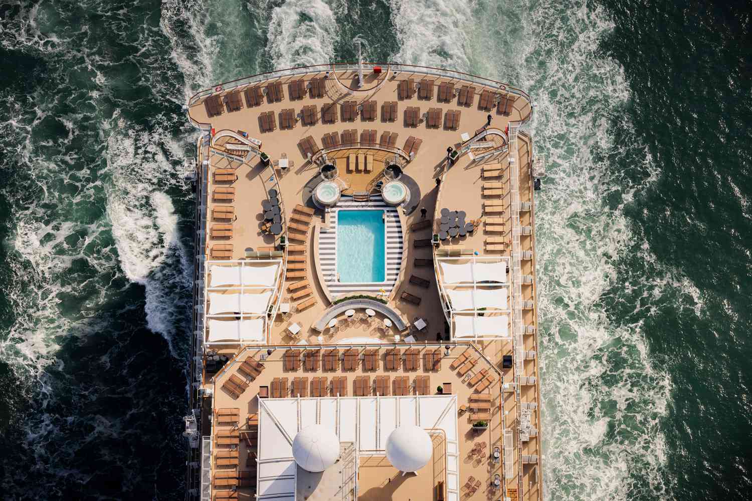 Vue aérienne du pont de la piscine sur le navire de croisière Queen Anne