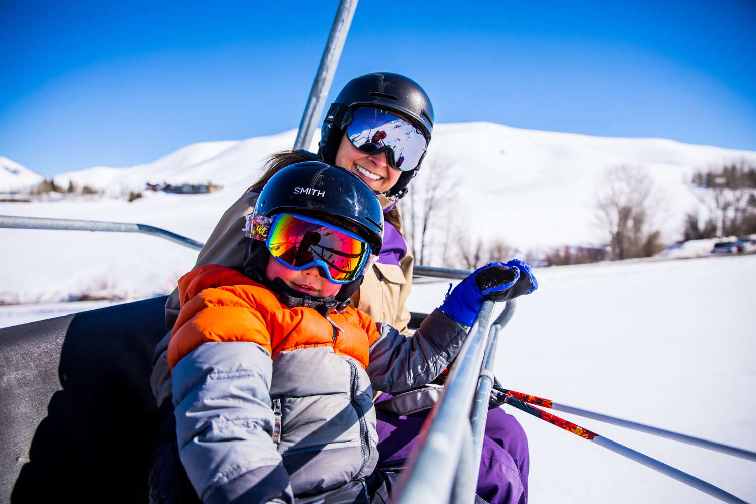 Mère et enfant dans le télésiège au Dollar Mountain, Sun Valley Ski Resort, Idaho