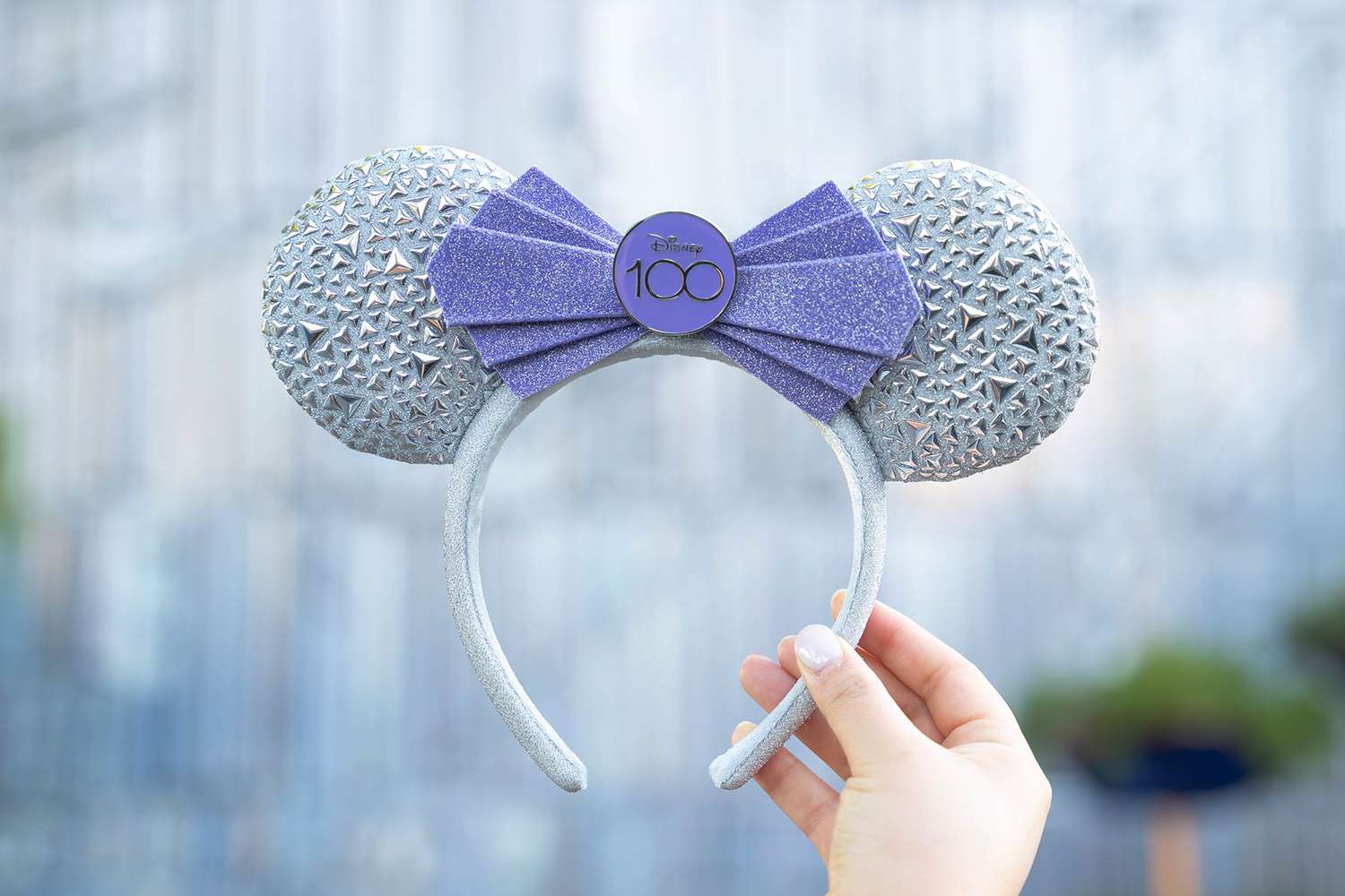 Le serre-tête d'oreilles de Minnie Mouse de Disneyland conçu pour le château de Disneyland décoré pour la célébration Disney100
