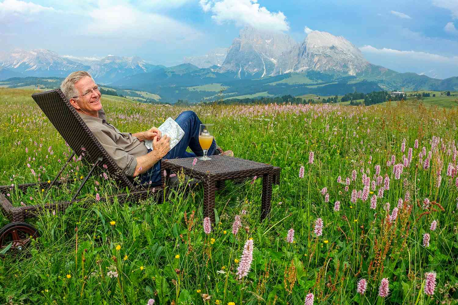 Rick Steves en pause pendant le tournage dans les Dolomites en Italie