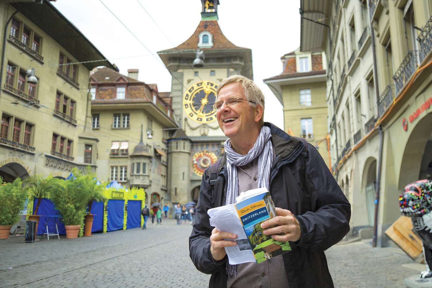 Rick Steves en train de faire des recherches pour un guide à Berne, en Suisse, lors du tournage de Rick Steves' Europe