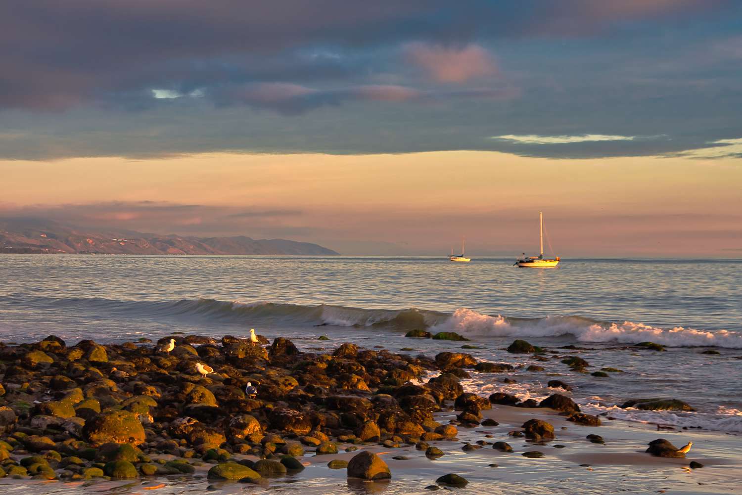 Coucher de soleil sur une plage à Montecito