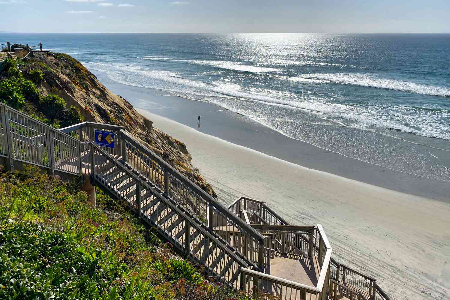 Vue de Solana Beach depuis le sommet de la falaise avec des escaliers d'accès à la plage, Californie, USA