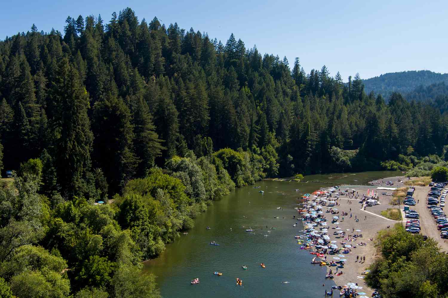La plage de Johnson est un endroit populaire pour les loisirs sur la rivière et une salle de concert sur la rivière Russian à Guerneville, Californie.