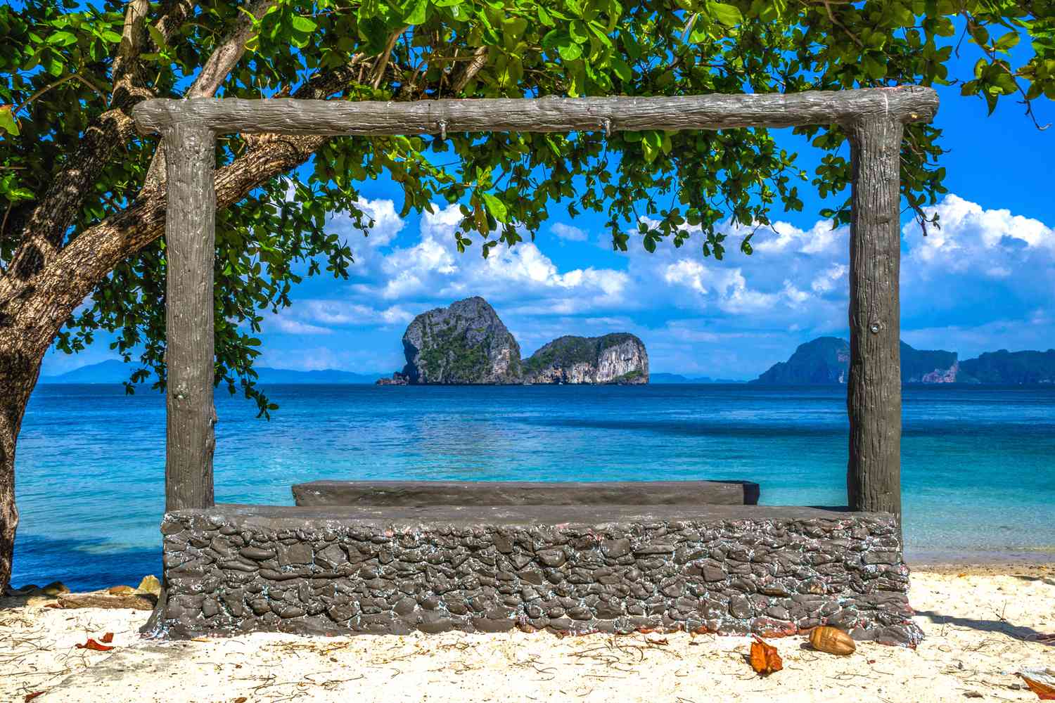 Vue d'une plage à travers une structure rocheuse