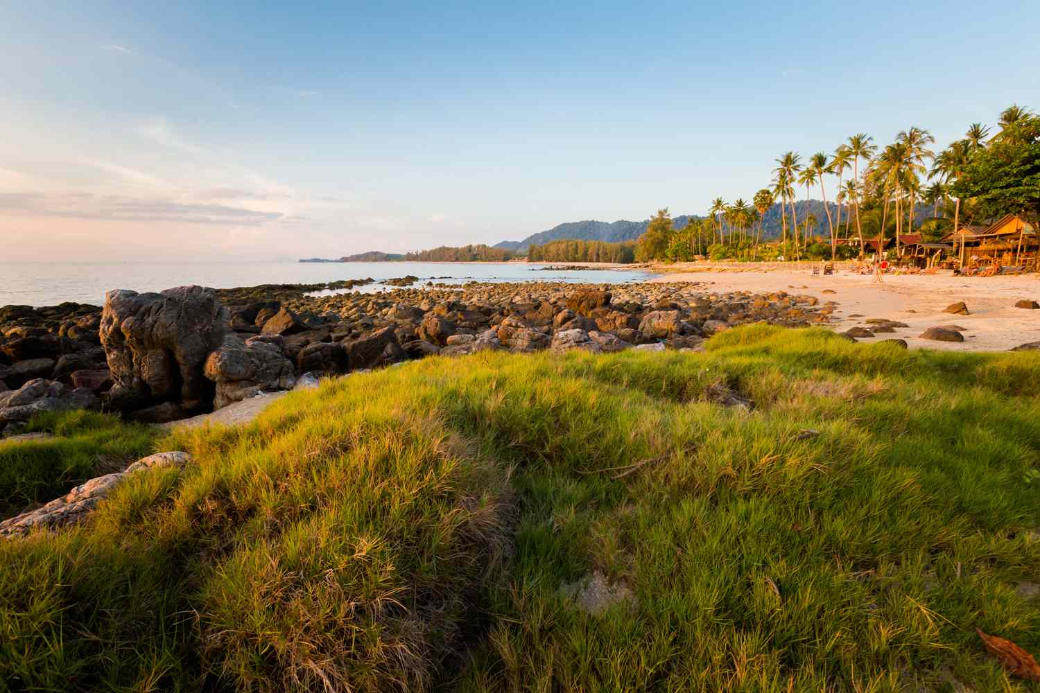 Paysage estival sur l'île tropicale de Koh Lanta en Thaïlande. Paysage pris sur Long Beach avec ciel bleu