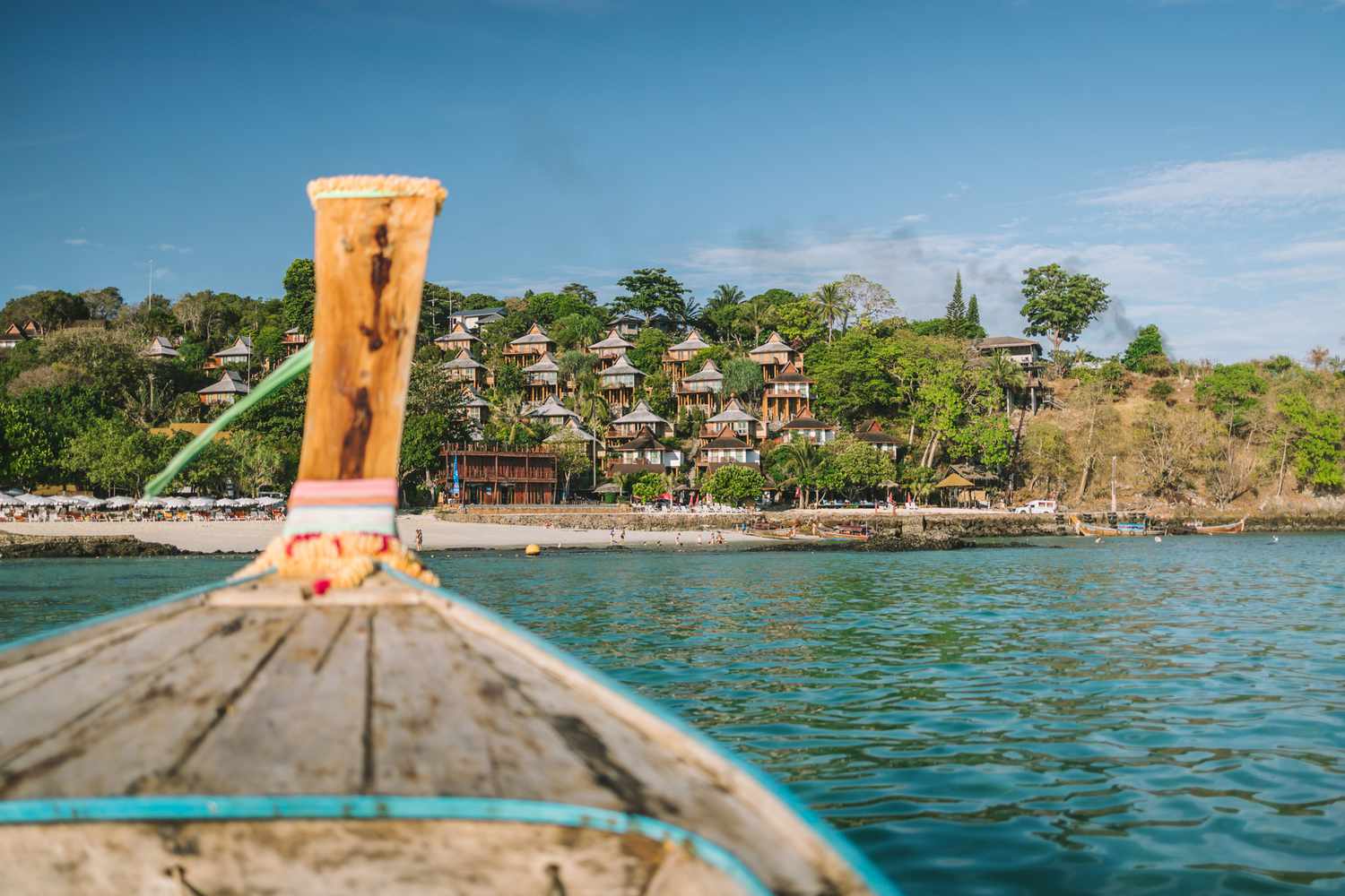 Un bateau s'approchant d'une plage