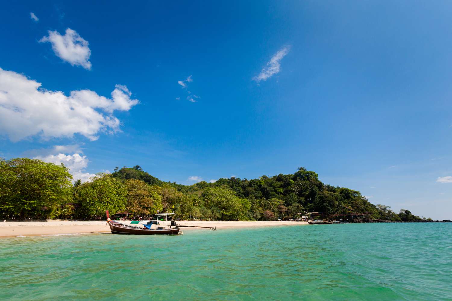 Bateau longue queue sur l'île tropicale de Koh Mook en Thaïlande. Paysage pris à Charlie Beach, Haad Sai Yao - Haad Farang avec ciel bleu et sable blanc.