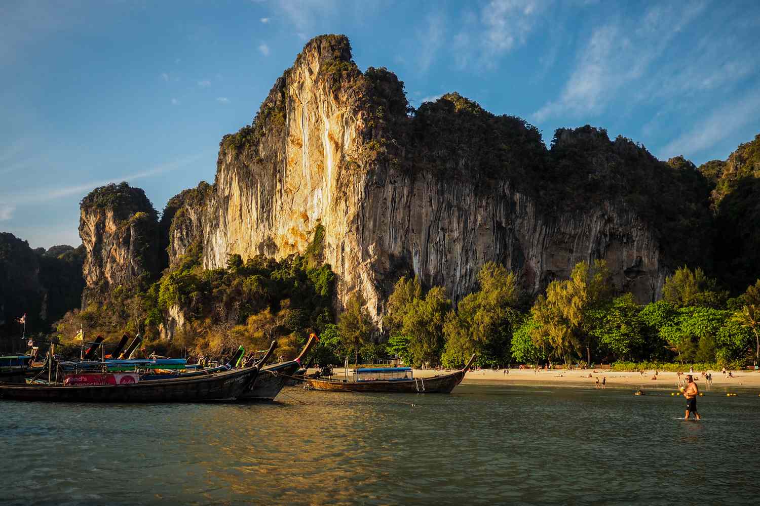 Bateaux amarrés à la plage de Railay près des grandes montagnes de calcaire.