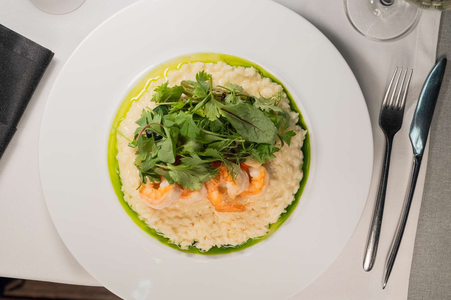 Risotto de crevettes surmonté de feuilles de salade