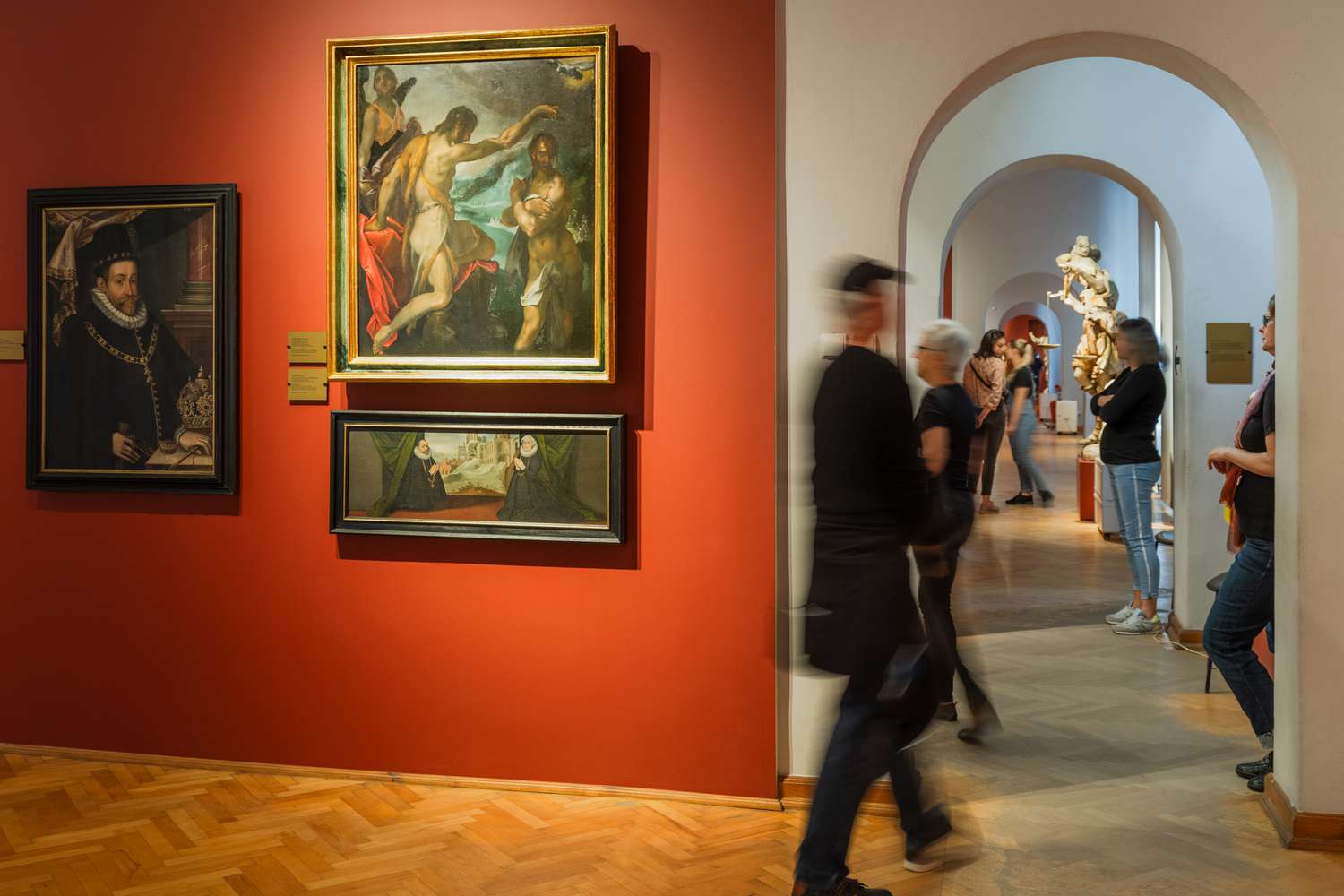 Des visiteurs passent devant des peintures flamandes au Musée national de Wroclaw
