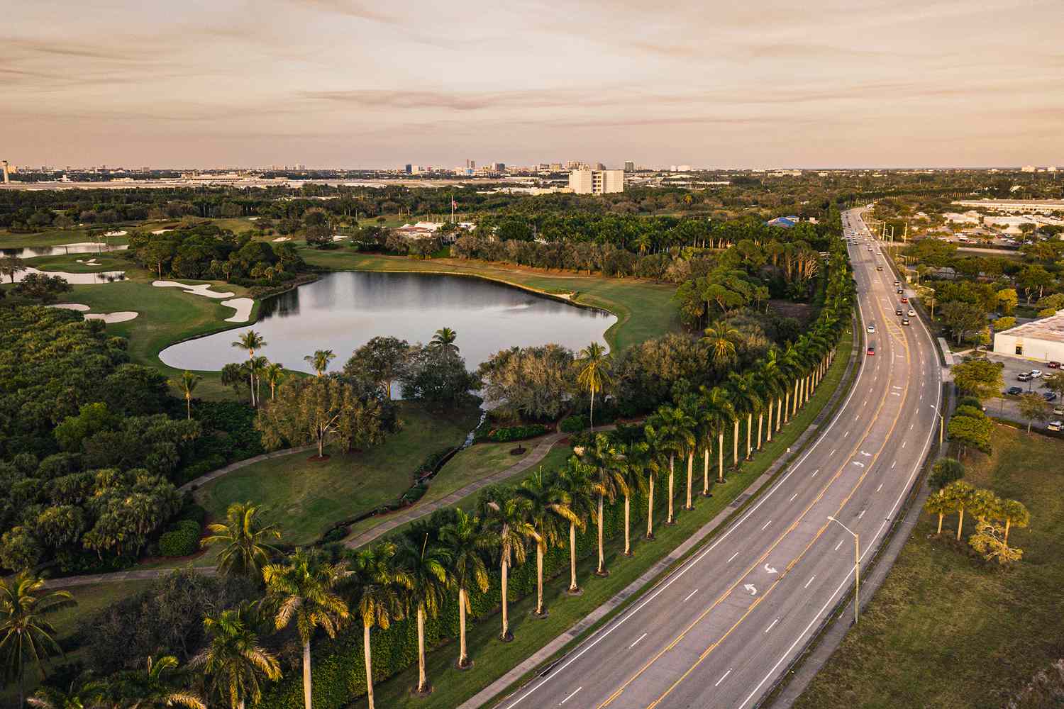 Scènes aériennes d'un coucher de soleil sur une rue à West Palm Beach, Floride