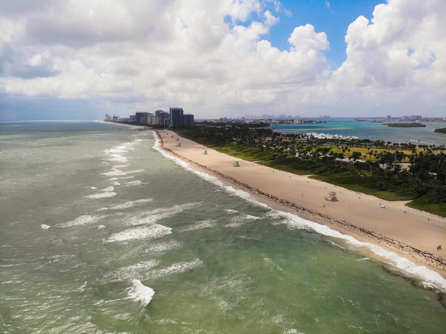 Vue aérienne d'une longue étendue de la côte à Haulover Beach