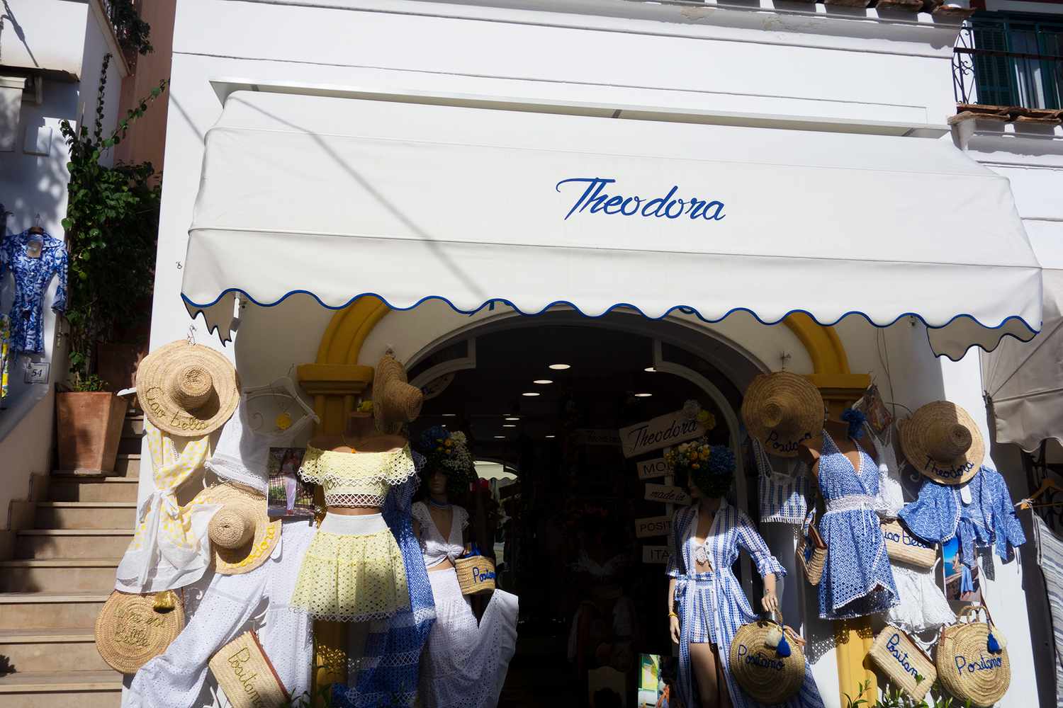 Vêtements à l'extérieur d'une boutique à Positano, en Italie sur la Côte Amalfitaine