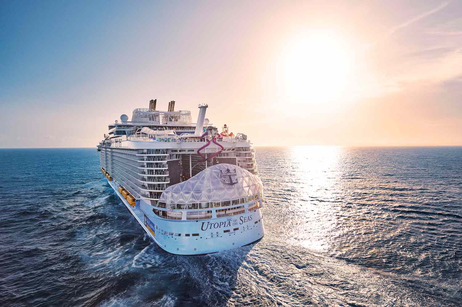 Ce nouveau paquebot de croisière est une fête non-stop — avec plus de 40 restaurants et bars et des spectacles sur scène qui impressionnent.