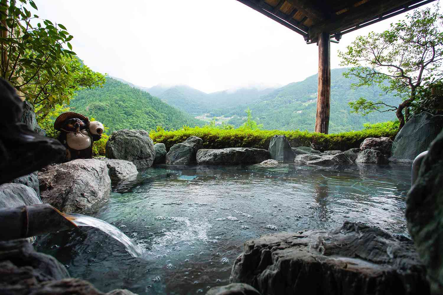 Vue depuis un onsen à l'Hôtel Kazurabashi, Miyoshi, Tokushima