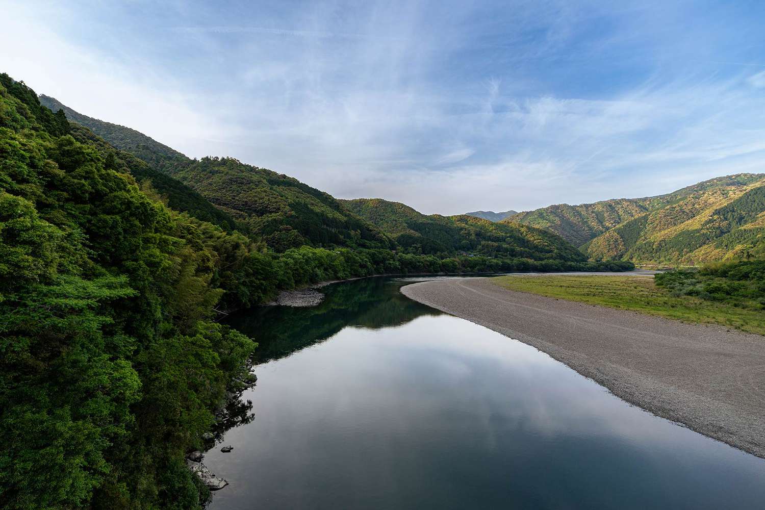 Vue pittoresque d'une rivière au milieu des montagnes sur fond de ciel au Shikoku, Japon