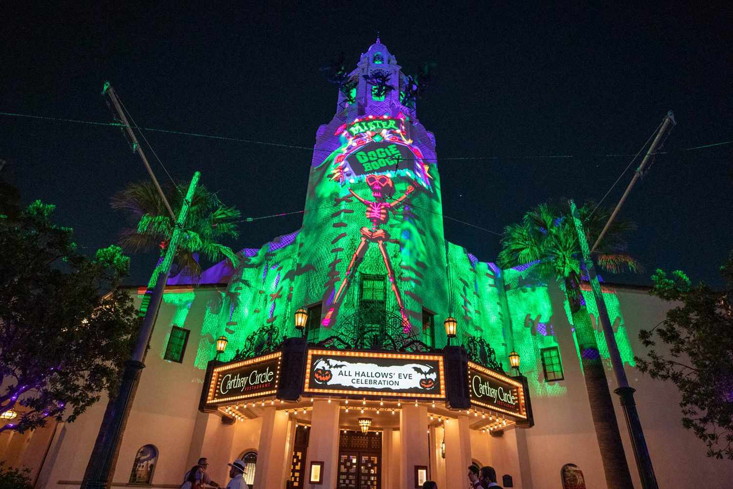 Oogie Boogie Bash – Une Fête d'Halloween Disney, fera officiellement son retour au Disneyland Resort cette saison d'Halloween. Cet événement après des heures, à capacité limitée et nécessitant un billet séparé, au Disney California Adventure Park est un favori des visiteurs saisonniers.