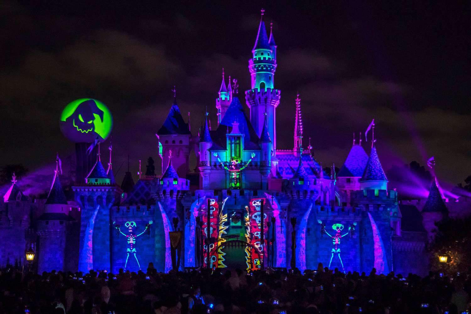 Au cours de la saison d'Halloween au Disneyland Resort, du 1er septembre au 31 octobre 2023, chaque nuit le spectacle nocturne « Halloween Screams » présentera des projections surnaturelles, des effets spéciaux et de la musique sur Main Street, U.S.A., le Château de la Belle au Bois Dormant et devant « it's a small world. » Lors de certaines nuits, des feux d'artifice se conjureront dans le ciel.