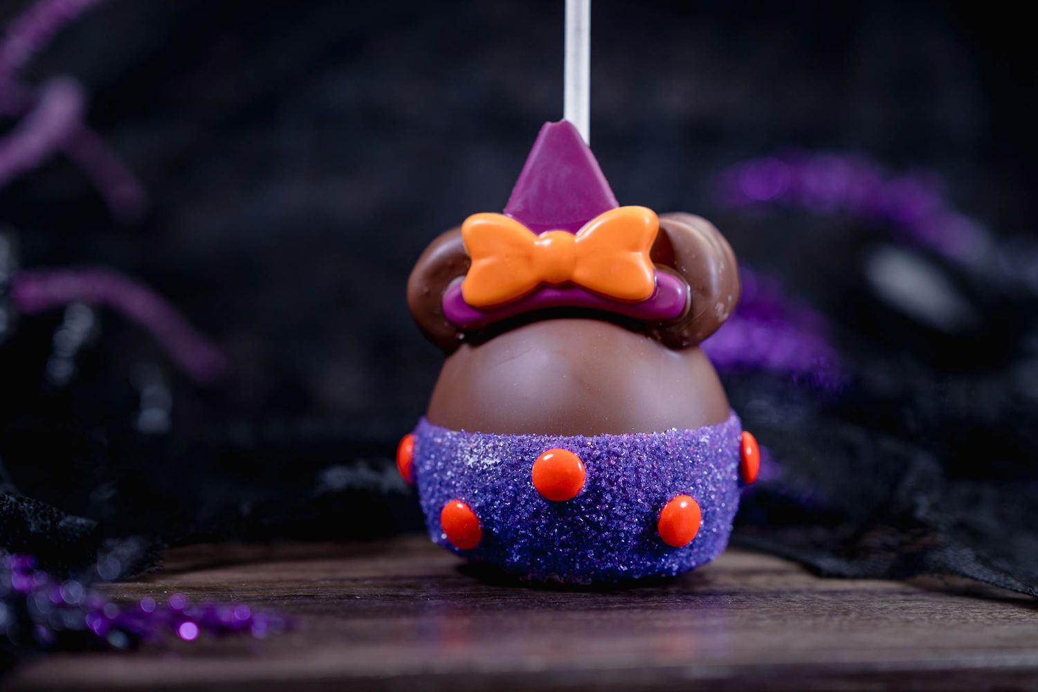 Pomme d'amour décorée en sorcière Minnie Mouse