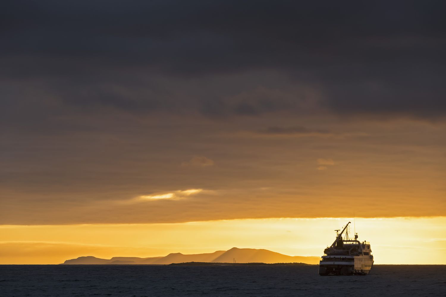 Océan Pacifique, îles Galápagos, Rabida, navire de croisière au lever du soleil
