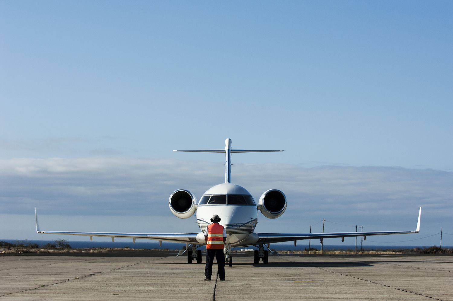 Un jet privé est dirigé pour se positionner après avoir atterri à l'aéroport de Baltra