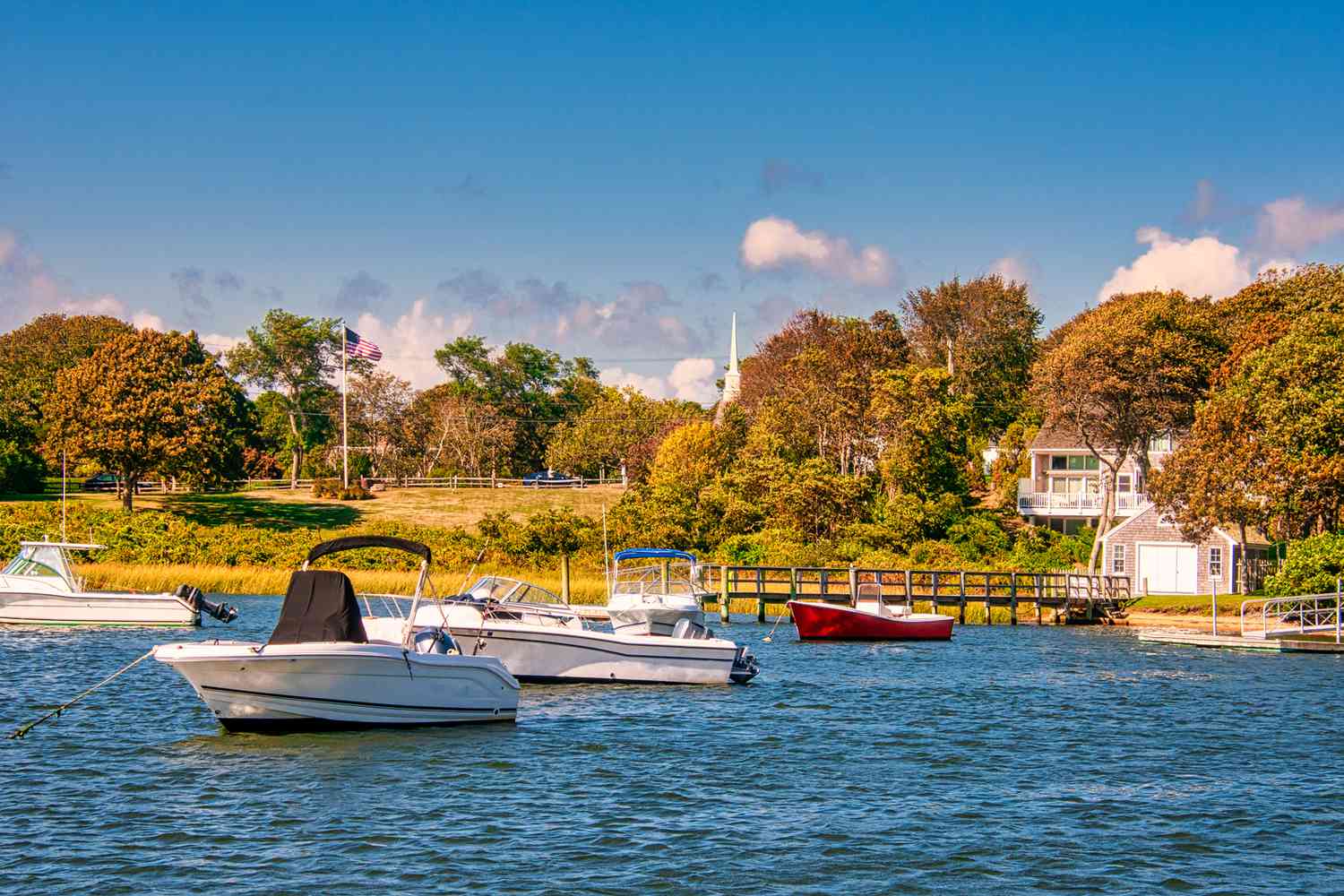 Quelques bateaux à moteur sont amarrés dans le port de Wychmere à Cape Cod lors d'une après-midi d'octobre.