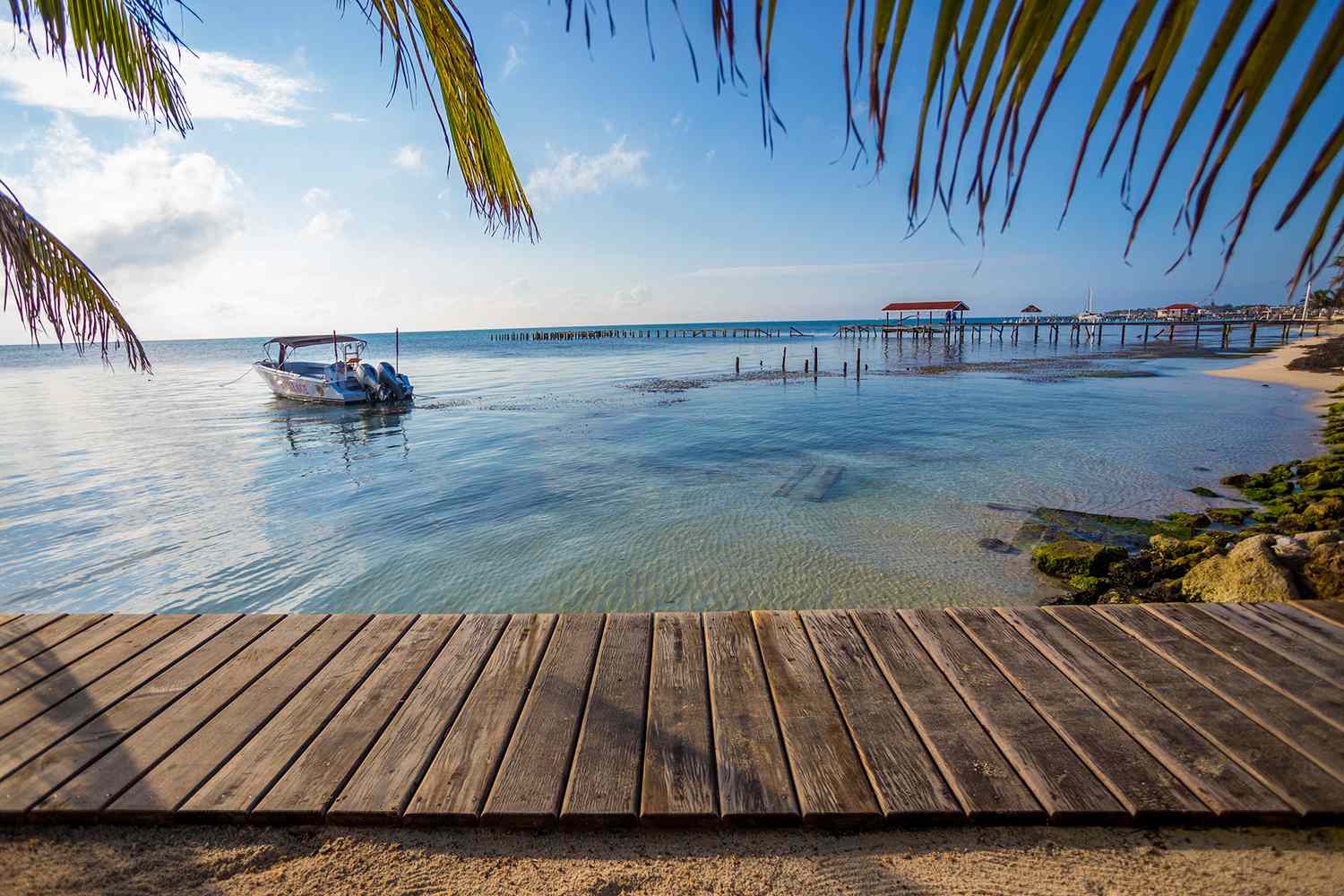 Scène de plage pittoresque avec des eaux transparentes à San Pedro, Belize