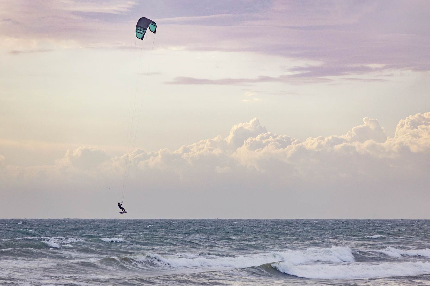 Un kitesurfeur dans l'océan