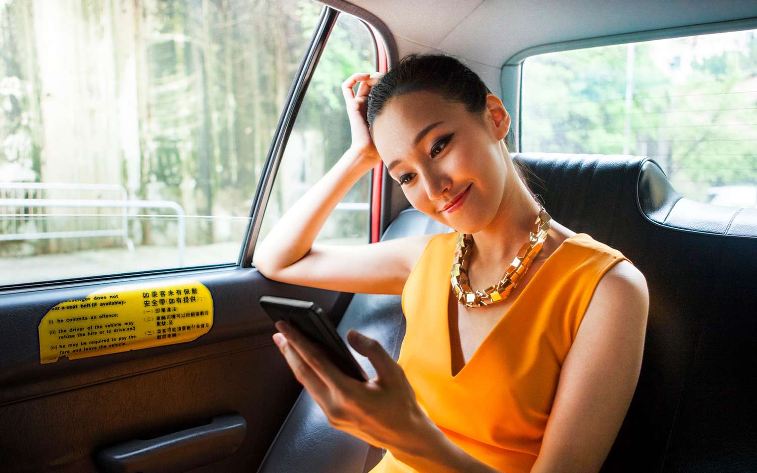 Femme dans un taxi