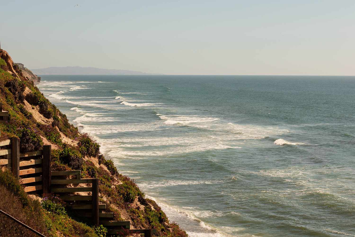 Vue des vagues depuis les falaises de Carlsbad